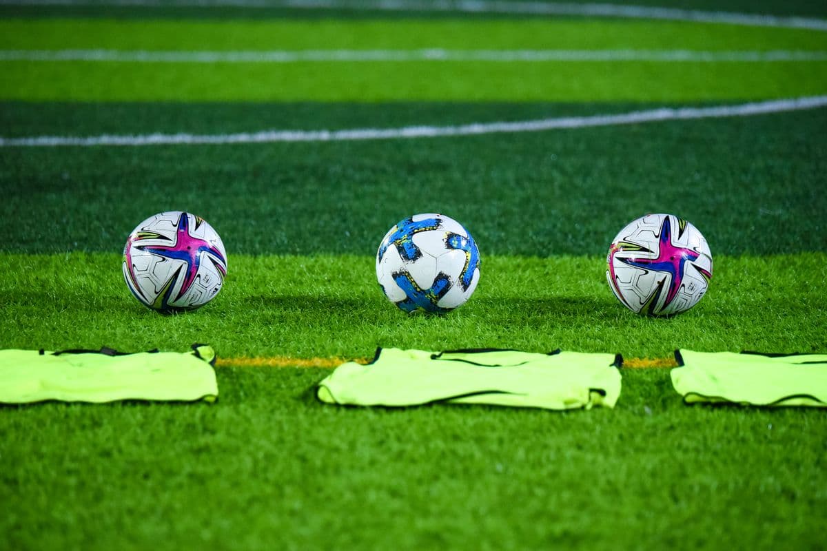 Çim sahaya dizilmiş futbol topları