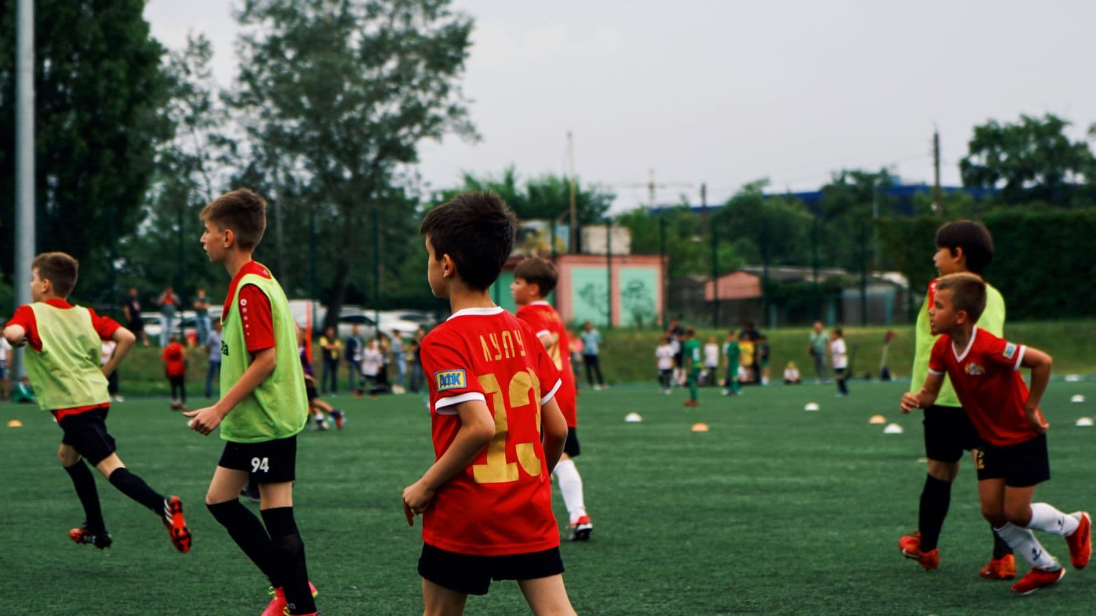 Futbol akademisinde antrenman yapan çocuklar